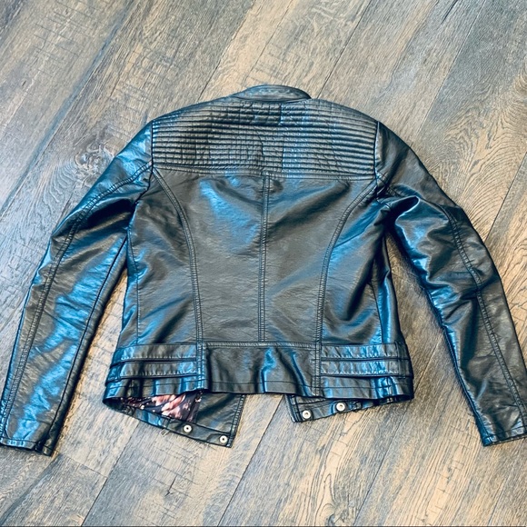 🛍 2/$25 ONLY Vegan Leather Moto Jacket - Picture 5 of 14